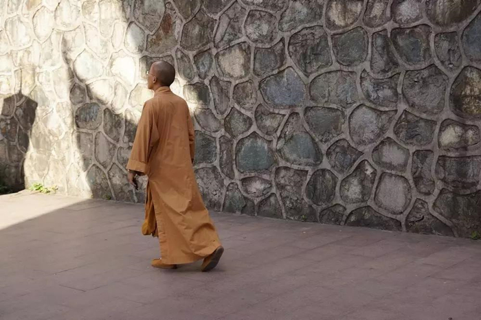 不要評價出家人，就算是一片袈裟，鬼神看見都能得到利益！