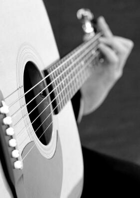 美妙的音樂來自琴弦與手指的相互作用