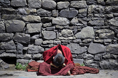 索達吉堪布：修行很難克服貪玩懈怠的習氣，修法也提不上日程，該怎麼辦？