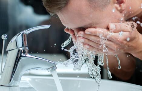 佛說「以水洗面」可以清凈身心