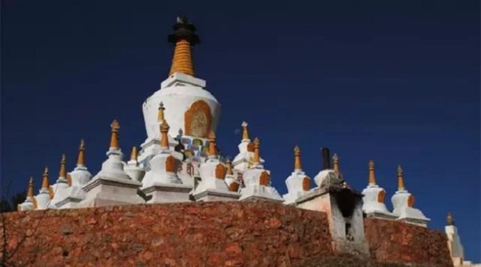 獨尊湛現：自然界的一切唯心所現，唯識所變