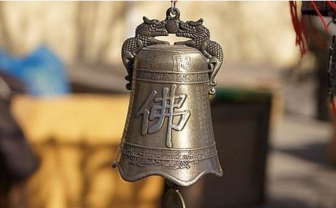 他身材矮小，聲音卻異常洪亮悅耳，究竟是何緣故？