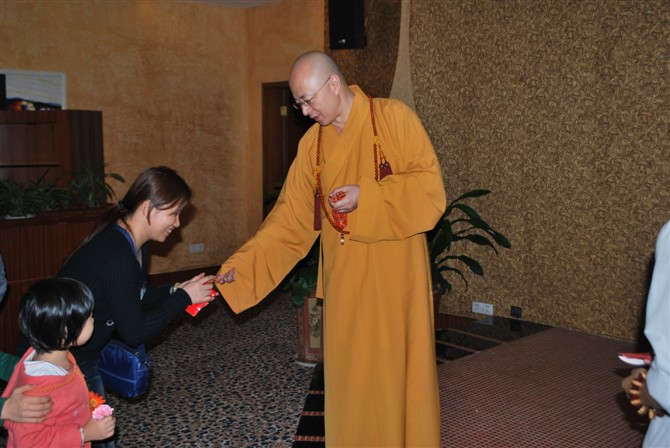 和尚和女人對話：過去的事情過去的愛情，就讓它過去吧