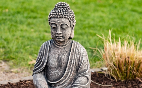 在家居士應該如何對待出家人？