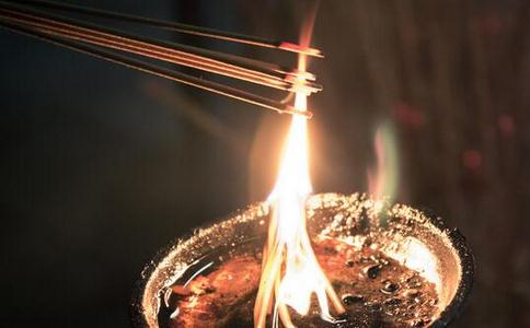 如何上香才能有求必應？上香的正確方法