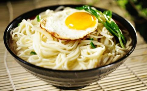 父子與兩碗荷包蛋麵條