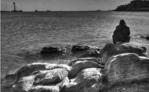 背著石頭怎麼可能登上頂峰呢？