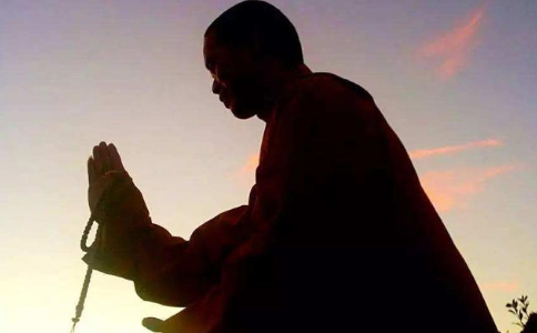 重姓比丘被兩家共同撫養成人的因緣