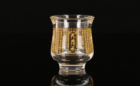 刻有大悲咒的水杯能用來喝水嗎？