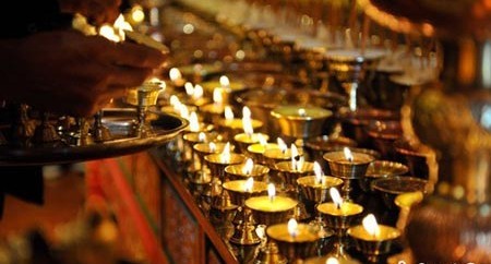 佛堂供燈身上會有光芒，相貌莊嚴