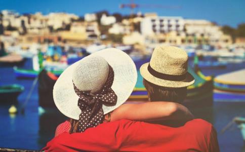 一表人才的丈夫和矮胖身材的妻子