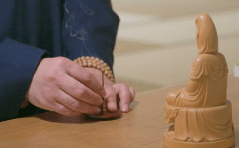 在家居士女眾年紀大了，出家還是做護法居士更有利？