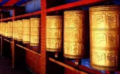 誠心持念六字真言的老婆婆