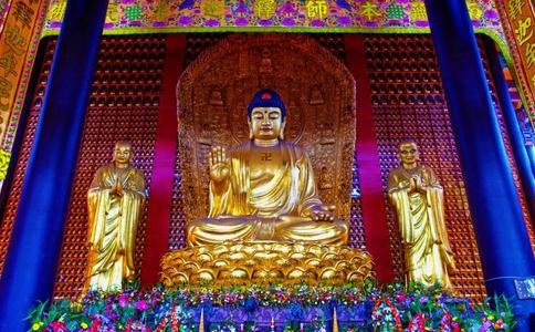 大雄寶殿內常見的主佛像是誰？供奉的都是什麼佛？