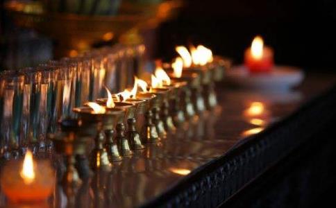 常起瞋恚的婆持加生病無人照料，慈悲佛陀除之苦痛