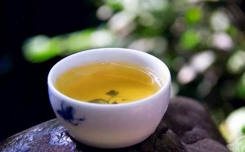 誦持大悲咒時是合掌恭誦還是拿念珠誦？