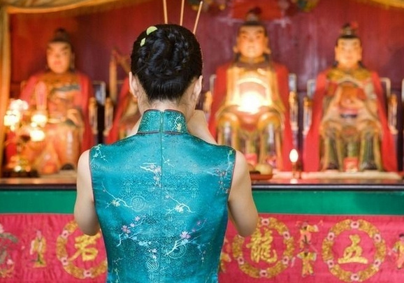 供養佛前燈，紅色、黃色光有什麼分別？佛前供燈光什麼顏色？