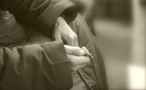 東街跳舞西街唱歌，犯人卻一心只顧一罐油