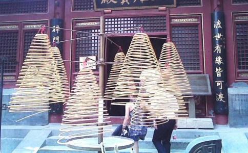 高僧告訴你燒香是上一支還是上三支？