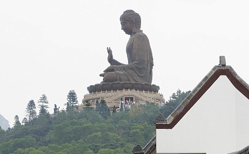 沒有文化的貧婦人，端坐念佛走了