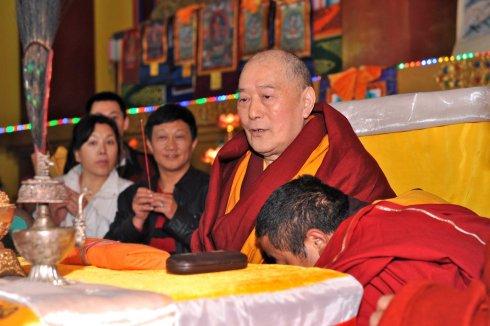 僧人轉世投胎，三歲時自行找回前世寺廟